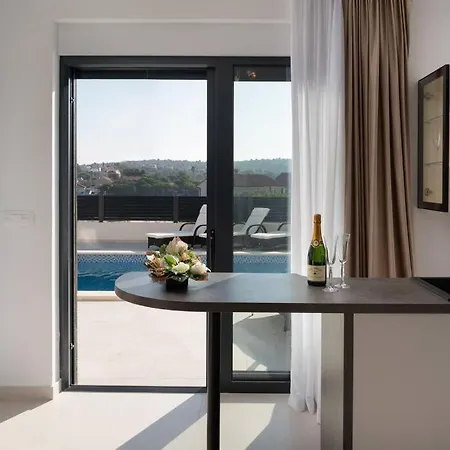 Palm Bay 2, Heated Pool - 10 M From The Sea Razanj