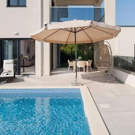 Villa Palm Bay 2, Heated Pool - 10 M From The Sea